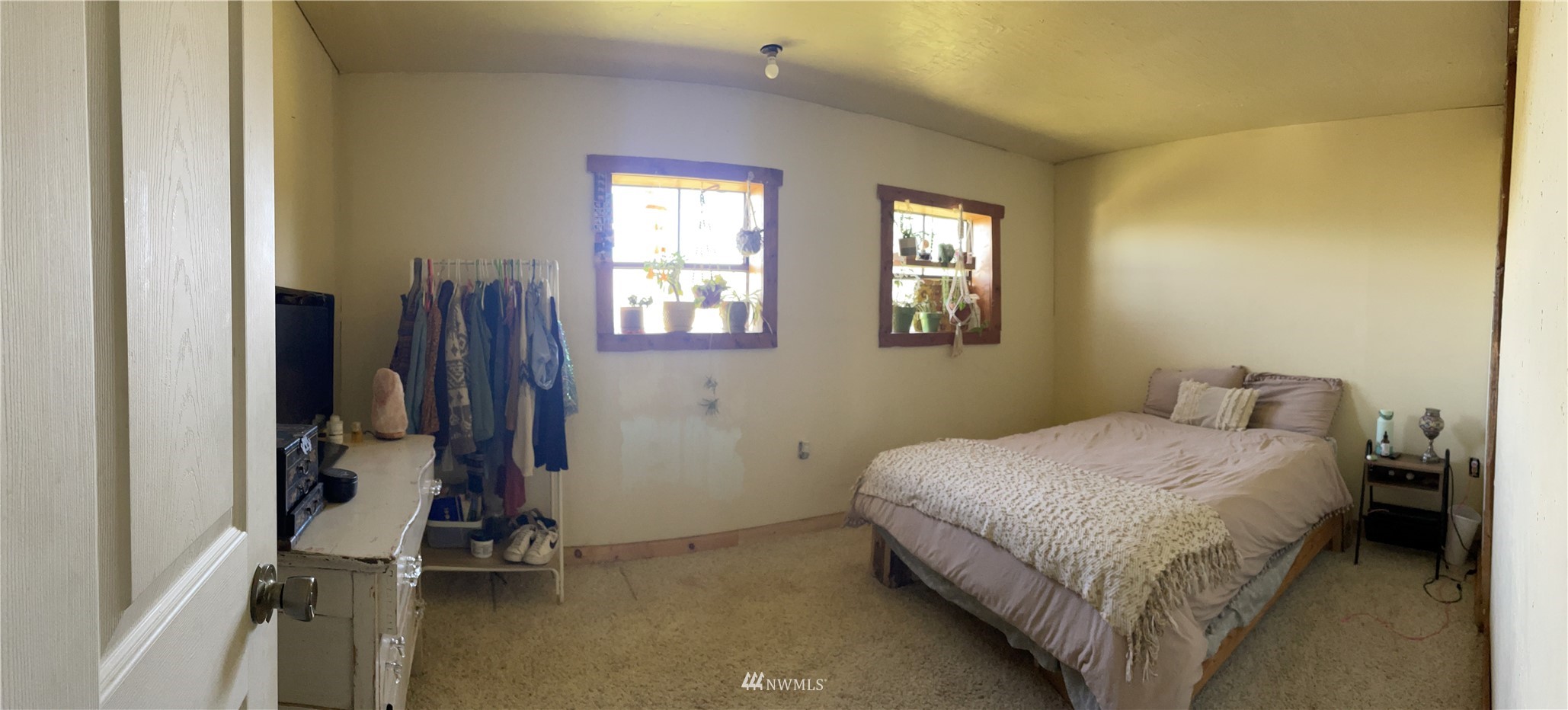 7811 4th Parallel Road Ellensburg, WA 98926 - Photo 22 of 32 a room with a bed and a mirror