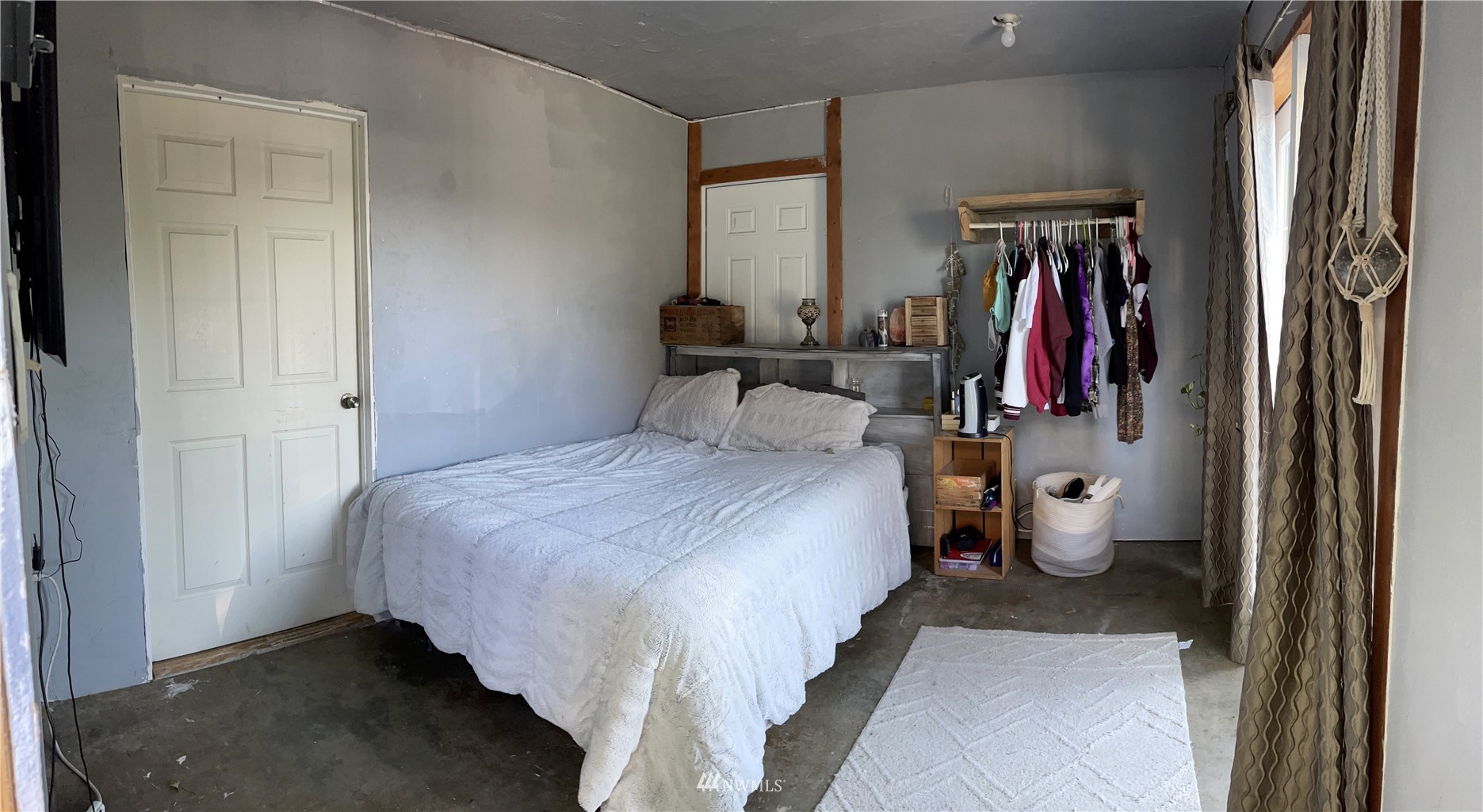 7811 4th Parallel Road Ellensburg, WA 98926 - Photo 23 of 32 a bedroom with a bed and a window