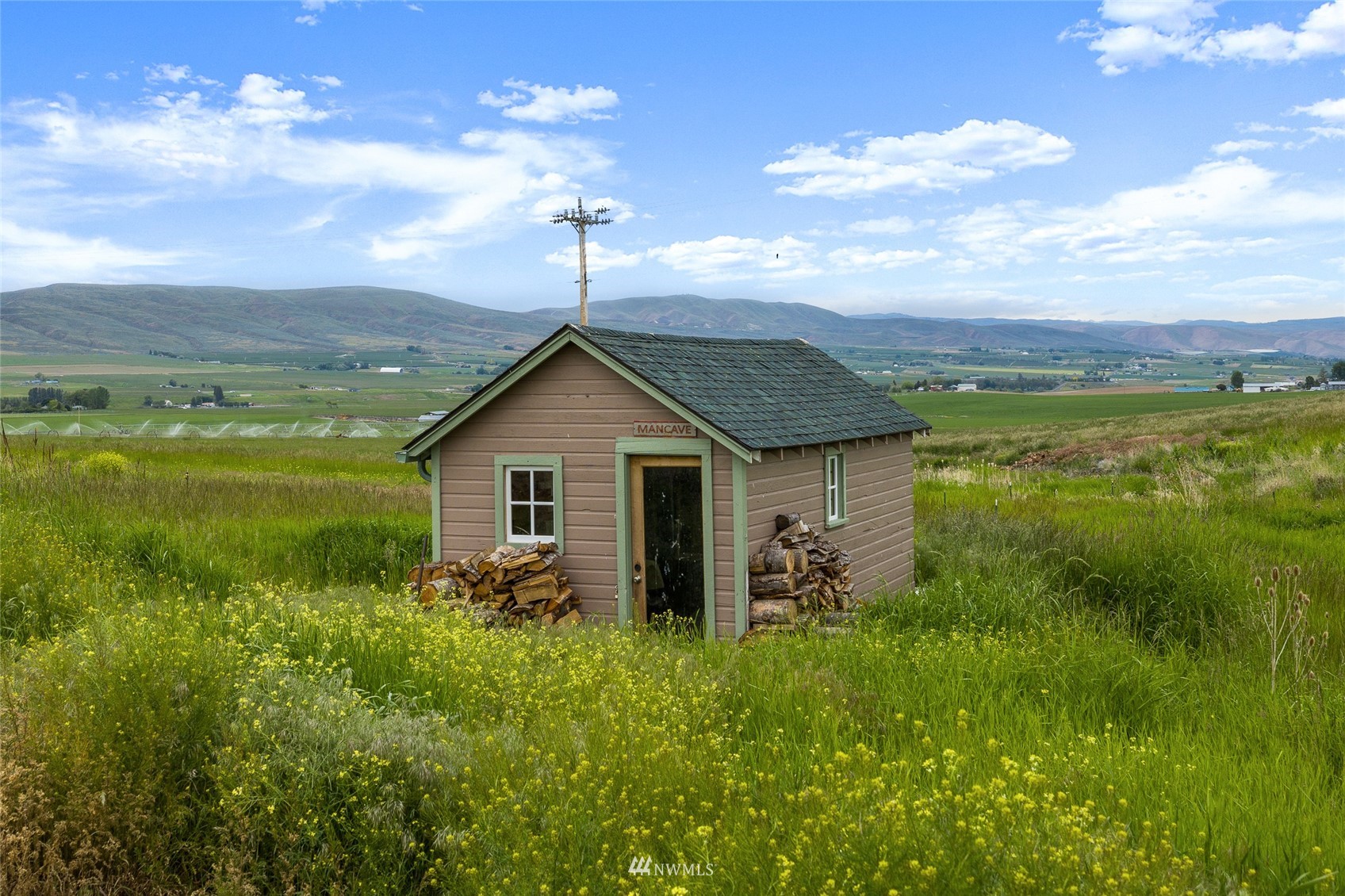 7811 4th Parallel Road Ellensburg, WA 98926 - Photo 27 of 32 a view of a house with a yard