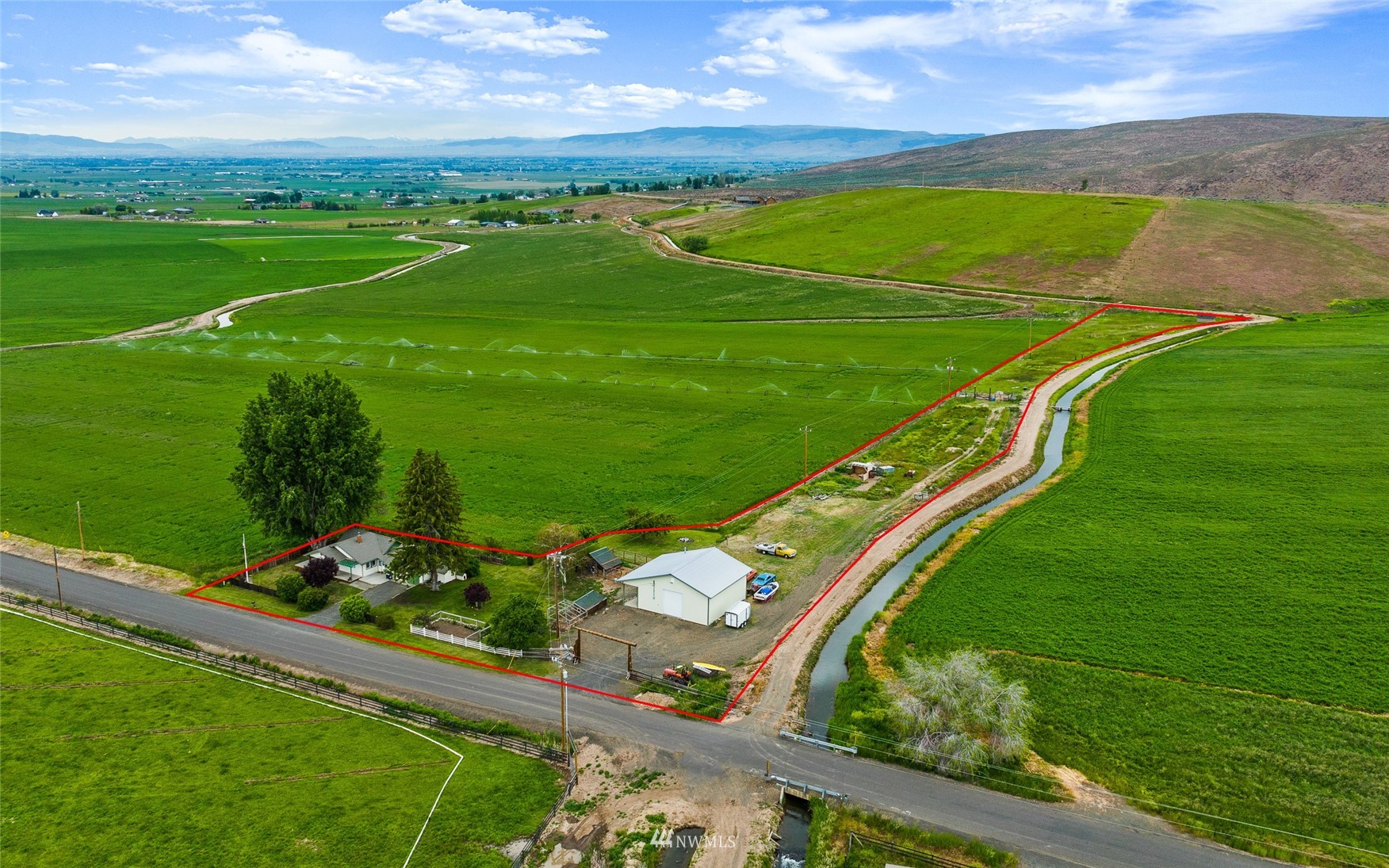 7811 4th Parallel Road Ellensburg, WA 98926 - Photo 30 of 32 a view of a field with an ocean