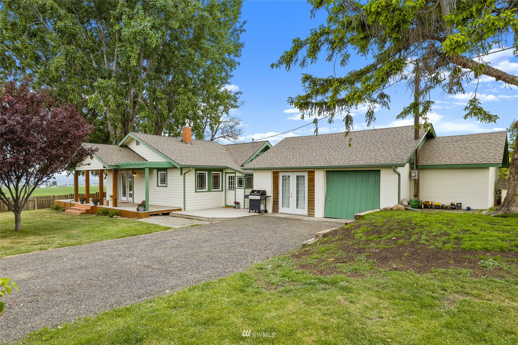 7811 4th Parallel Road Ellensburg, WA 98926 - Photo 3 of 32 a front view of a house with a yard and garage