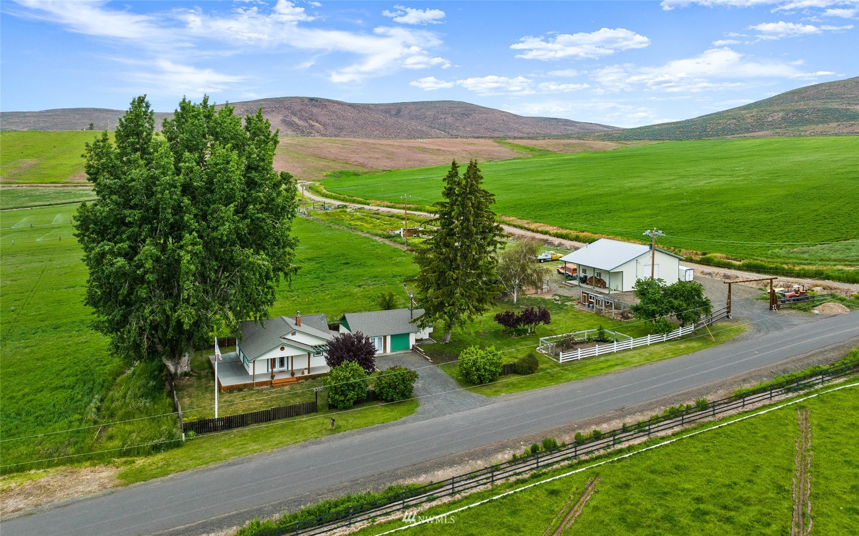 7811 4th Parallel Road Ellensburg, WA 98926 - Photo 31 of 32 a view of a garden with a building in the background