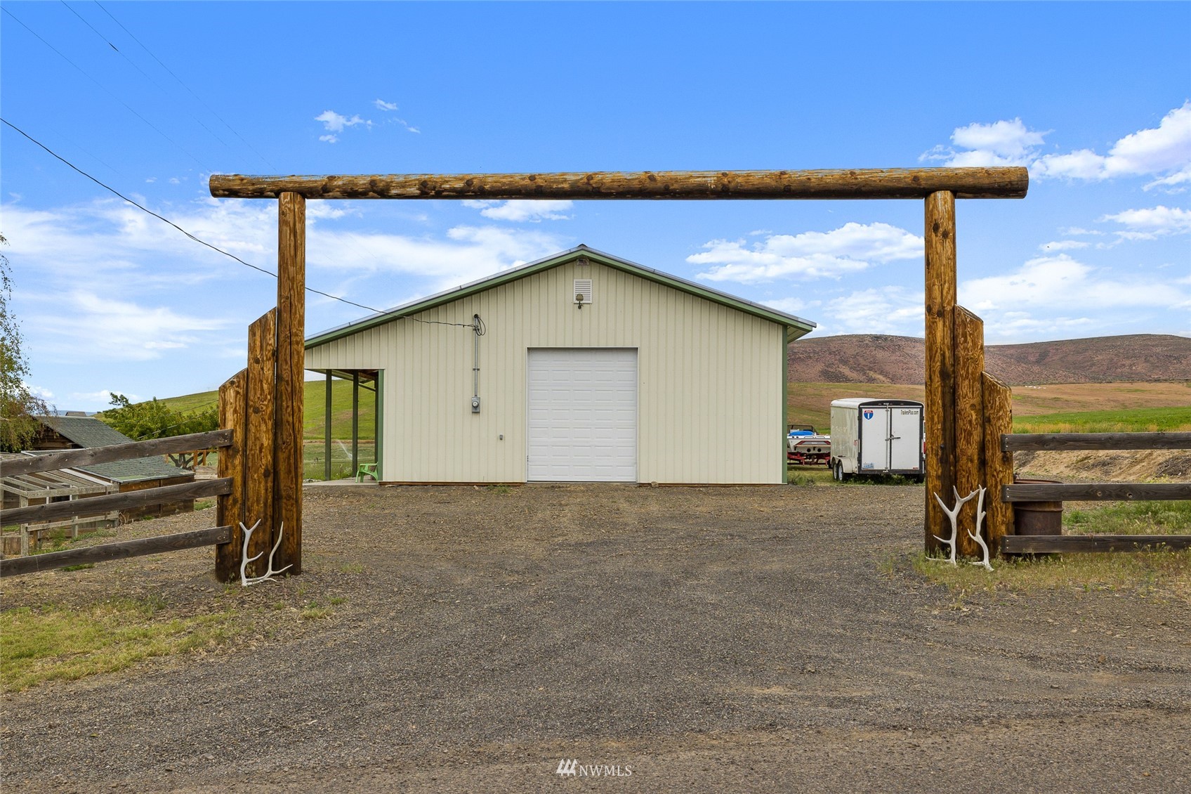 7811 4th Parallel Road Ellensburg, WA 98926 - Photo 4 of 32 a view of a house with a outdoor space
