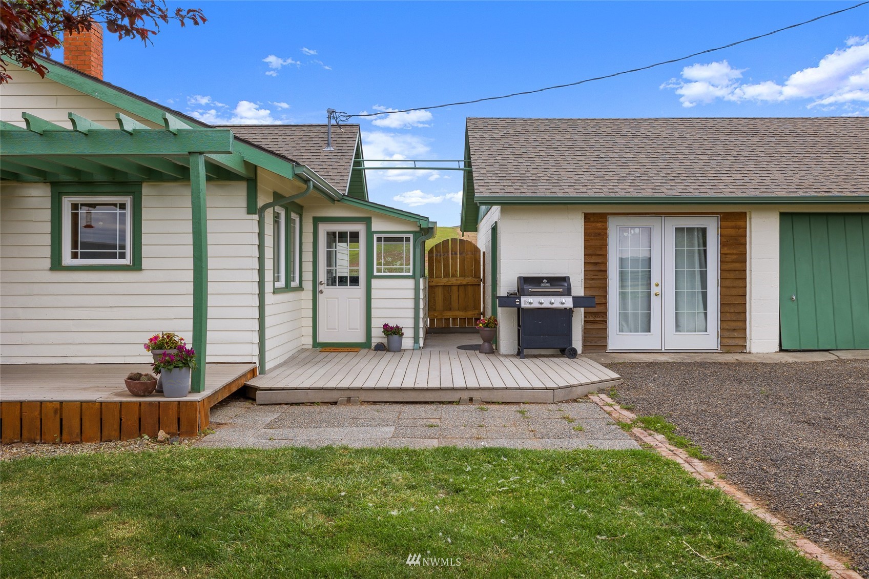 7811 4th Parallel Road Ellensburg, WA 98926 - Photo 5 of 32 a view of a house with a patio
