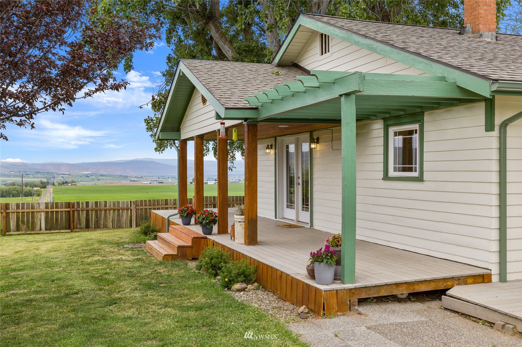 7811 4th Parallel Road Ellensburg, WA 98926 - Photo 8 of 32 a front view of a house with garden