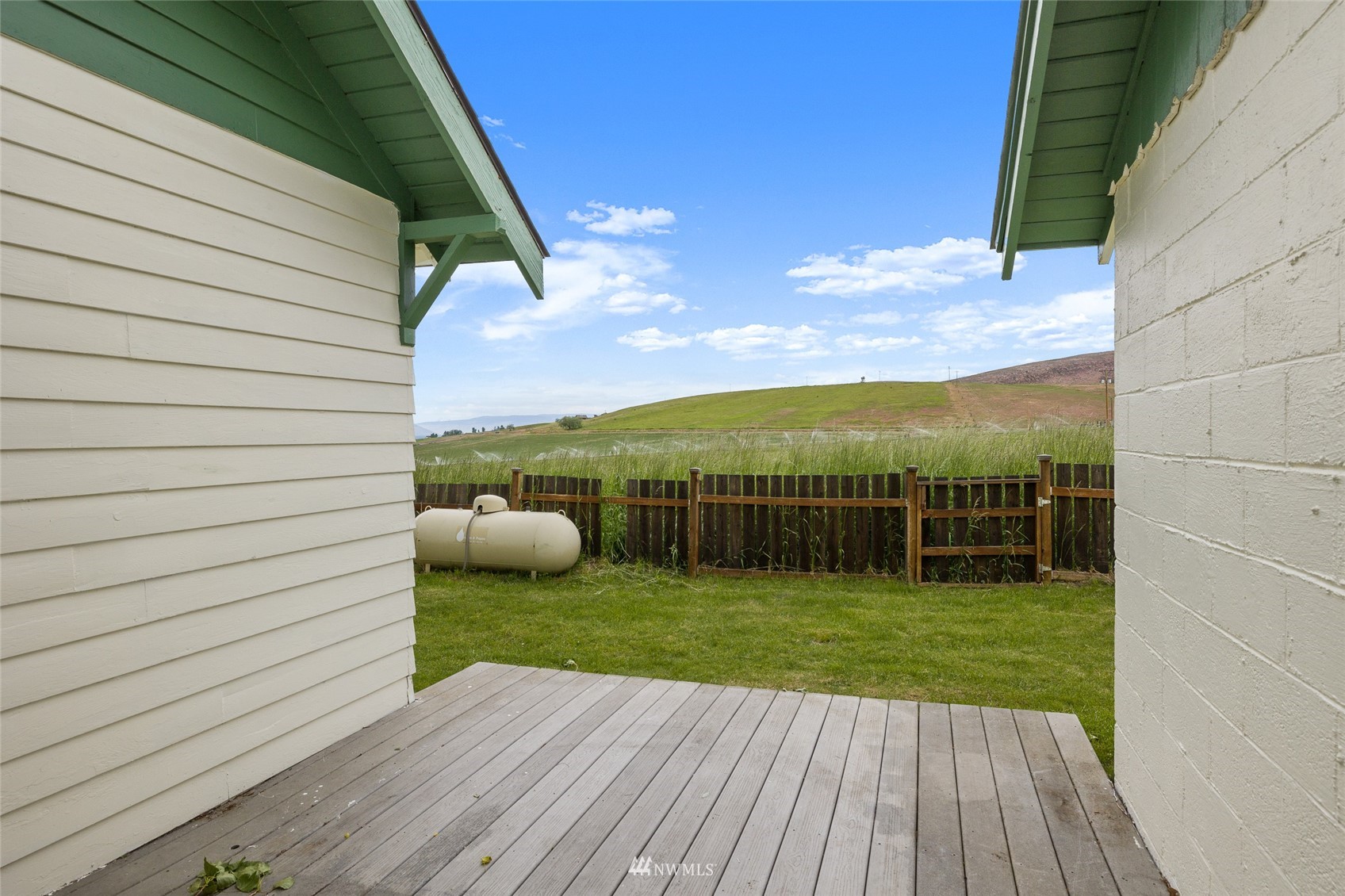 7811 4th Parallel Road Ellensburg, WA 98926 - Photo 9 of 32 a view of a deck with wooden floor and fence
