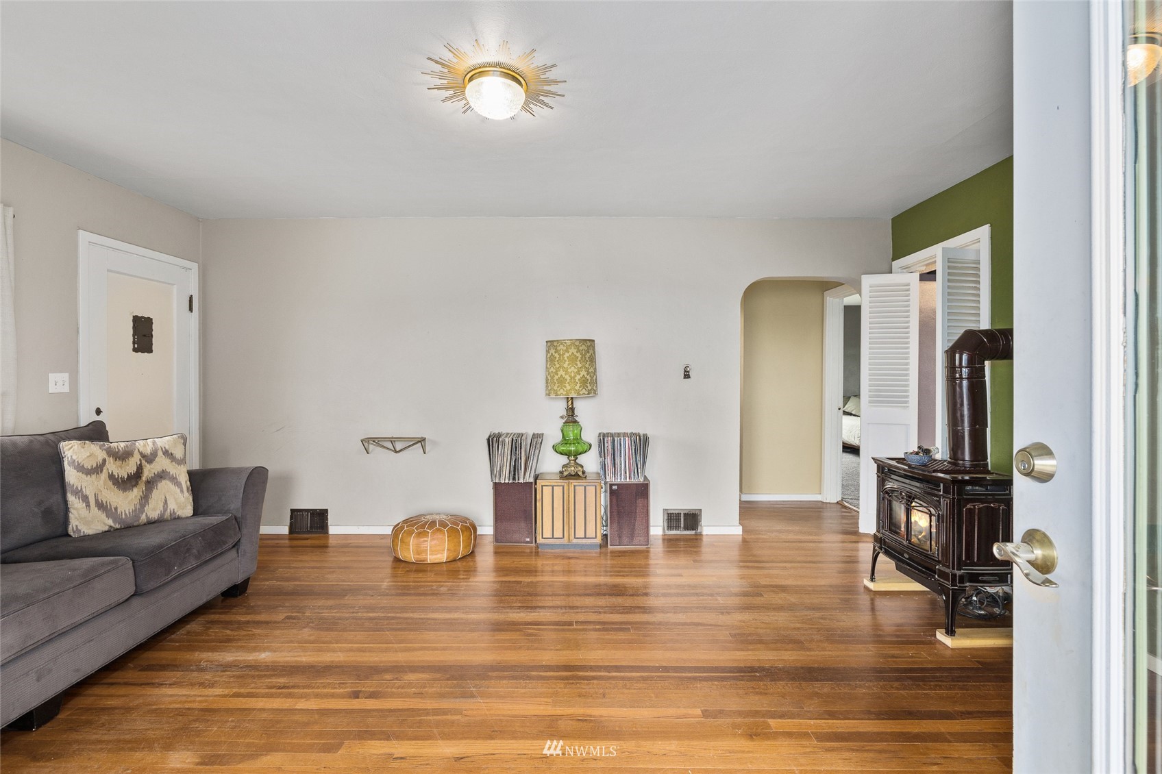 7811 4th Parallel Road Ellensburg, WA 98926 - Photo 10 of 32 a living room with furniture and a table