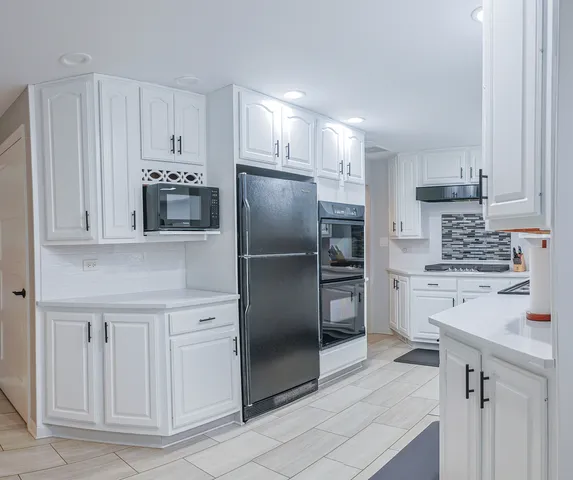 $3,300 | 227 North Butterfield Road, Libertyville, IL 60048