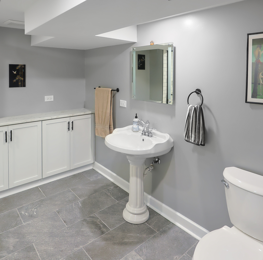 227 North Butterfield Road Libertyville, IL 60048 - Photo 22 of 27 a bathroom with a sink toilet and mirror
