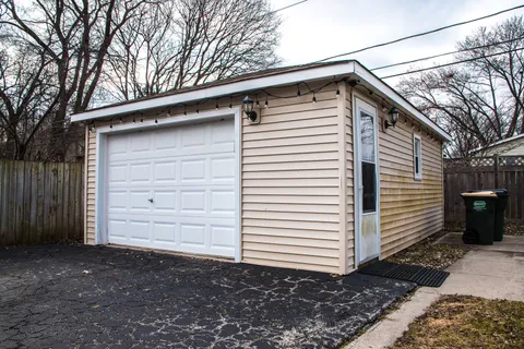 $3,200 | 227 North Butterfield Road, Libertyville, IL 60048