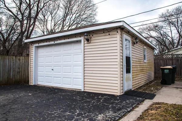 $3,200 | 227 North Butterfield Road, Libertyville, IL 60048