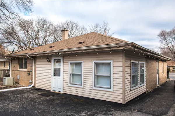 $3,200 | 227 North Butterfield Road, Libertyville, IL 60048