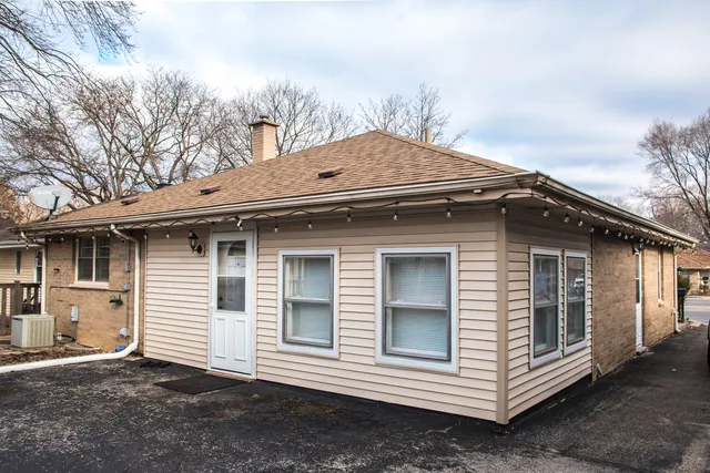 $3,300 | 227 North Butterfield Road, Libertyville, IL 60048