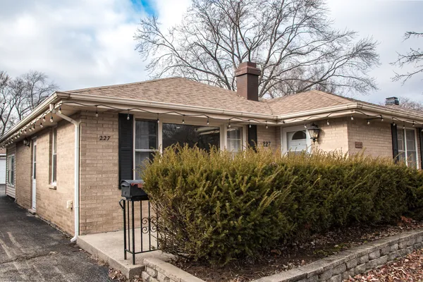 $3,200 | 227 North Butterfield Road, Libertyville, IL 60048