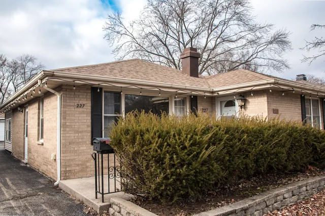 $3,300 | 227 North Butterfield Road, Libertyville, IL 60048
