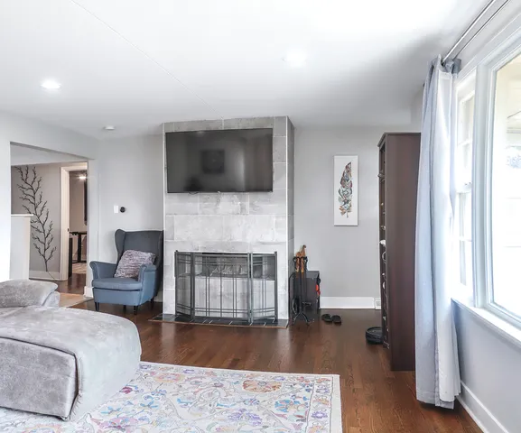 $3,300 | 227 North Butterfield Road, Libertyville, IL 60048