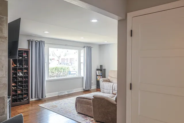 $3,300 | 227 North Butterfield Road, Libertyville, IL 60048