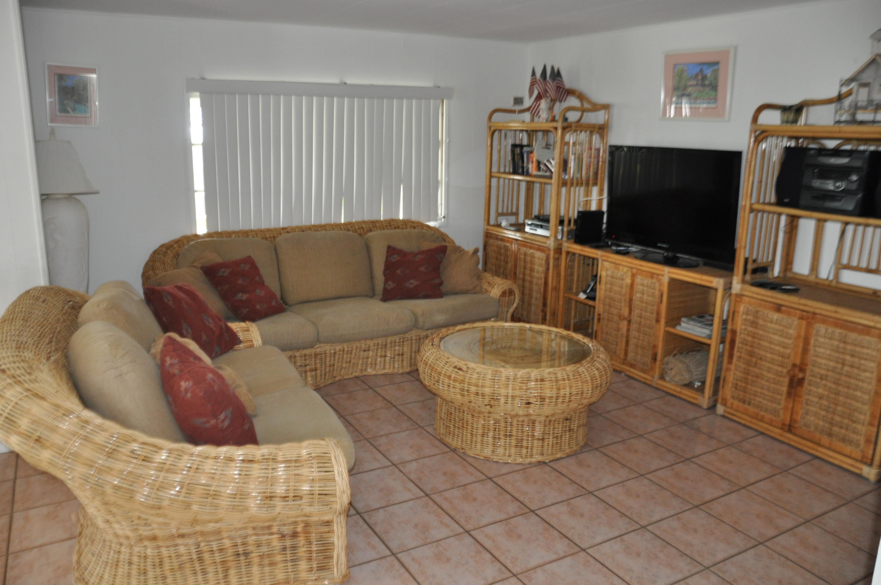 261 Upper Matecumbe Road Key Largo, FL 33037 - Photo 8 of 25 Living Area