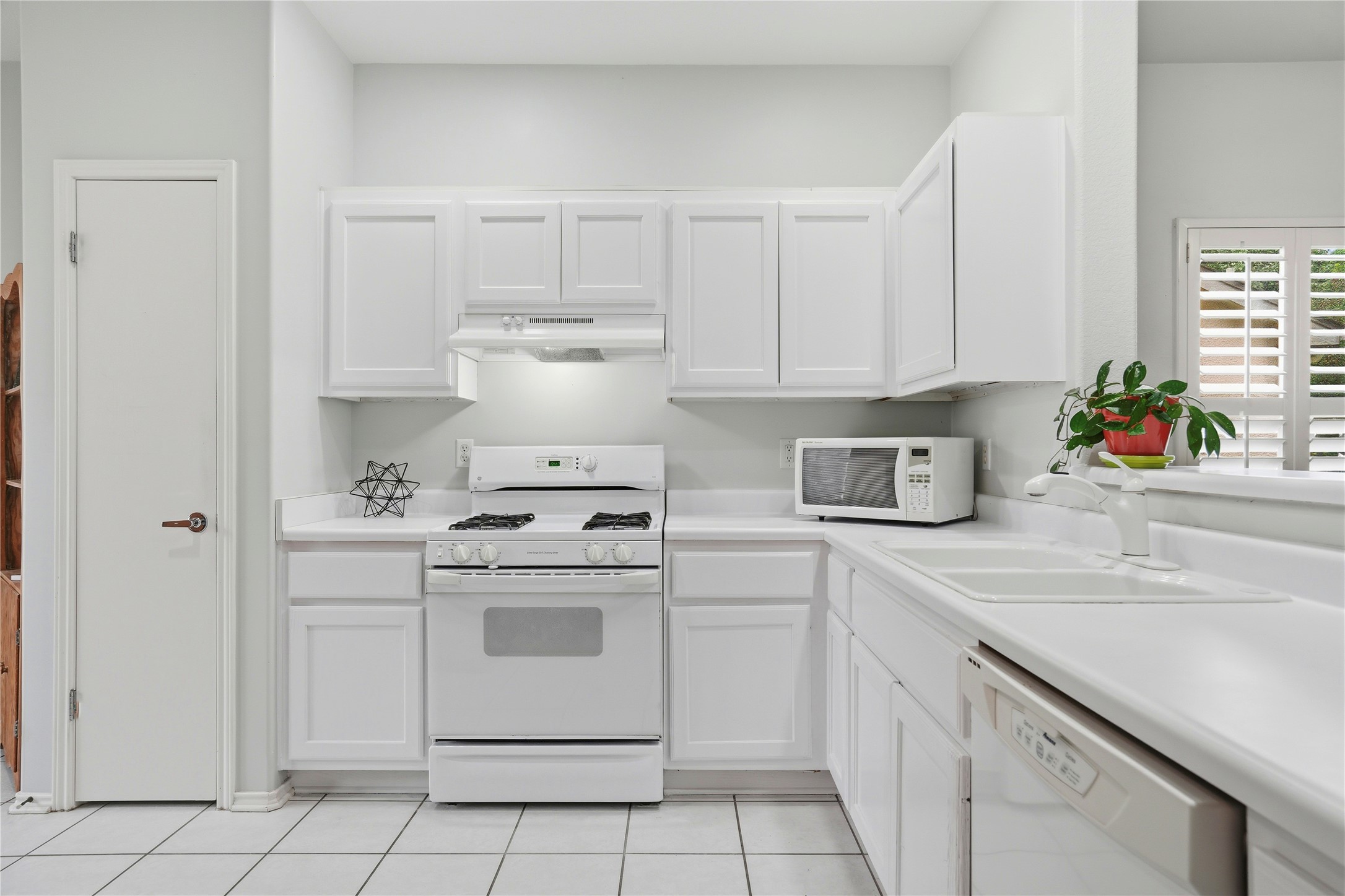 117 Whitewing Way Georgetown, TX 78633 - Photo 4 of 27 White cabinetry and countertops define this practical and inviting kitchen space.