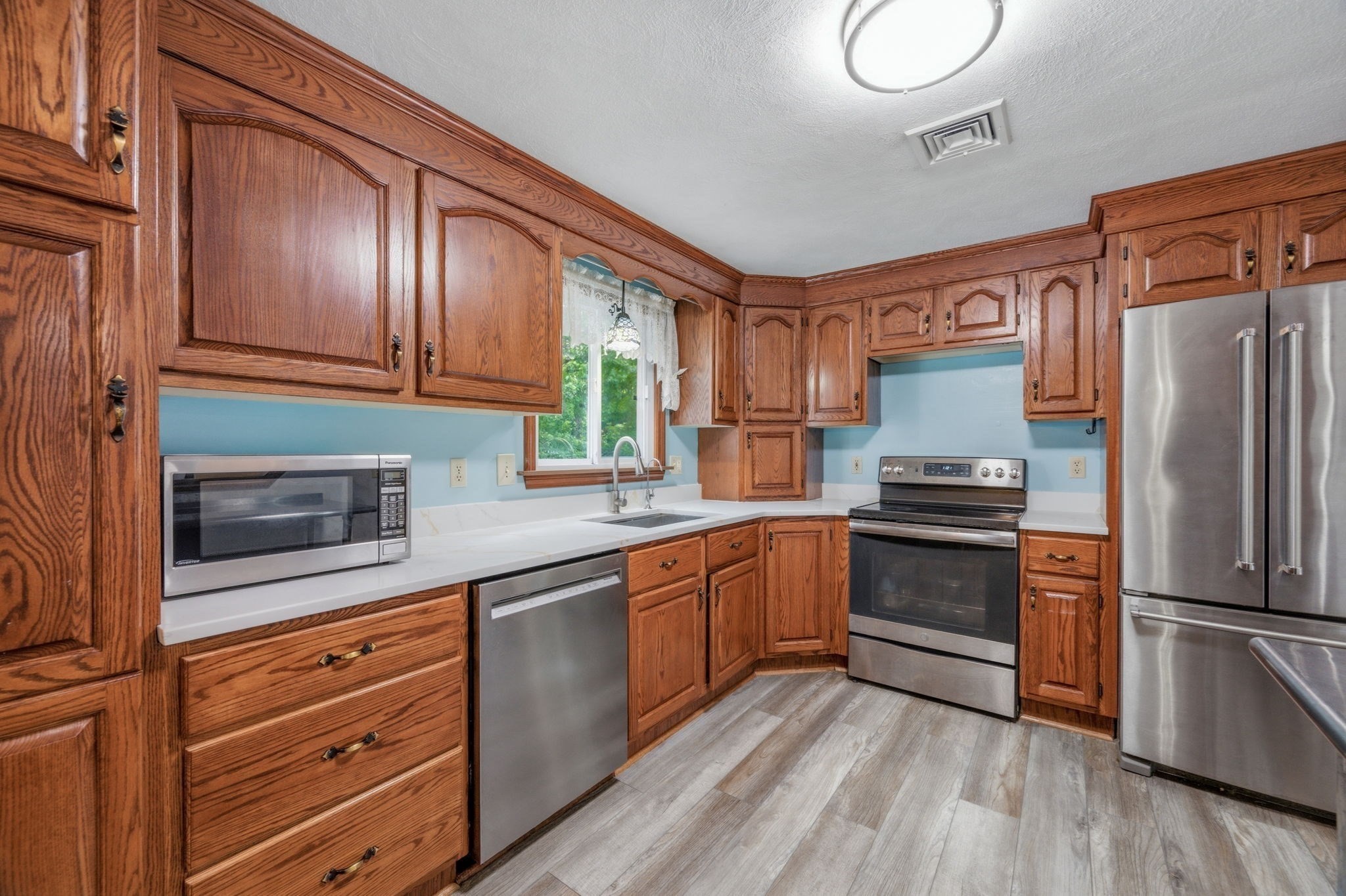 25 Oak Ridge Way Shrewsbury, MA 01545 - Photo 8 of 35 Gallery Image 8
