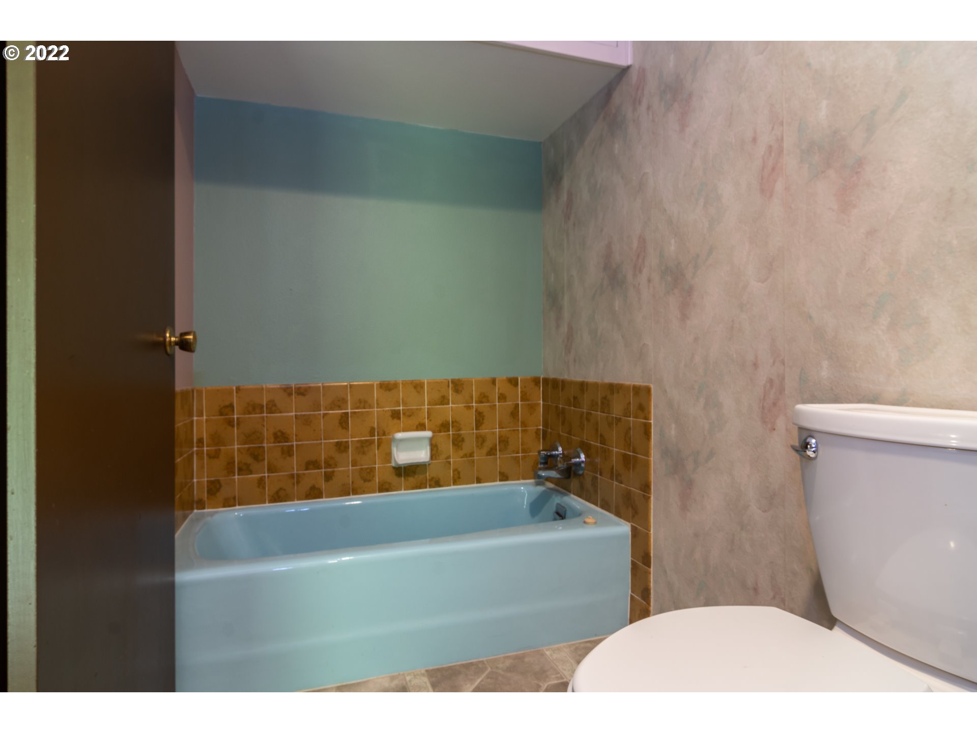 2068 North Myrtle Road Myrtle Creek, OR 97457 - Photo 19 of 32 a bathroom with a bathtub and shower