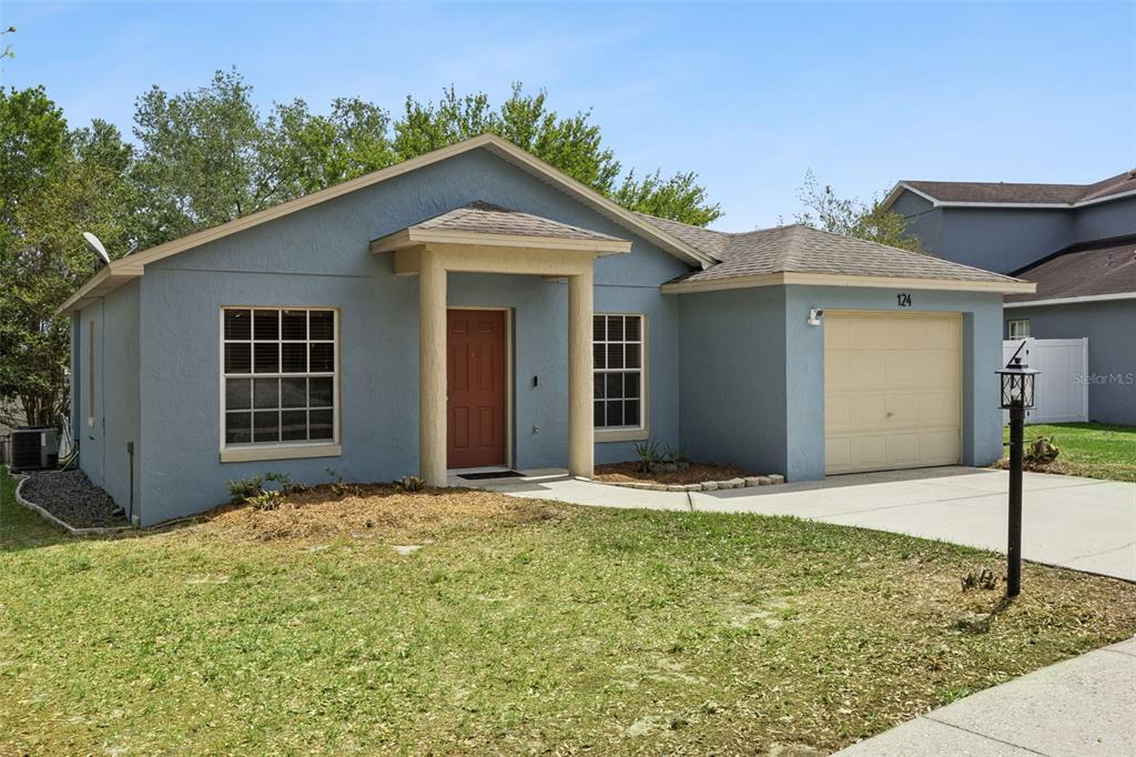 124 Diamond Ridge Boulevard Auburndale, FL 33823 - Photo 2 of 20 a front view of a house with garage