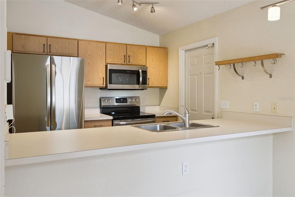 124 Diamond Ridge Boulevard Auburndale, FL 33823 - Photo 7 of 20 a kitchen with a refrigerator a microwave and sink
