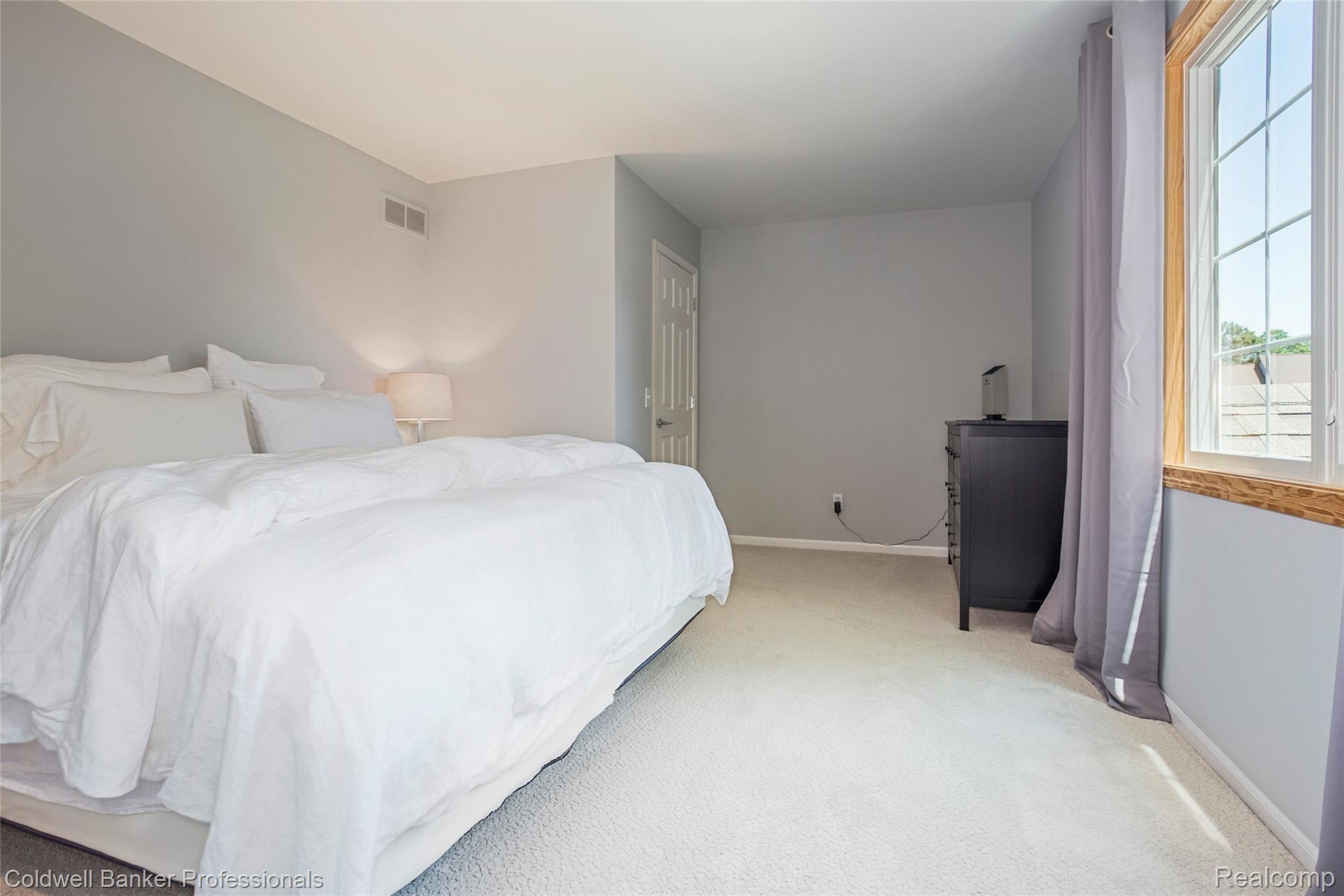 3746 Greenwood Street Rochester, MI 48309 - Photo 20 of 26 020-photo-bedroom-7215632.jpg