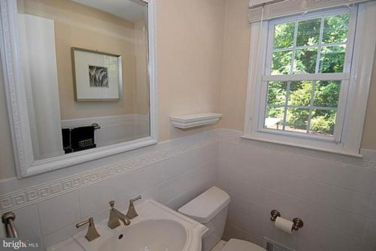 1688 Winchester Road Annapolis, MD 21409 - Photo 22 of 25 Half Bath 1