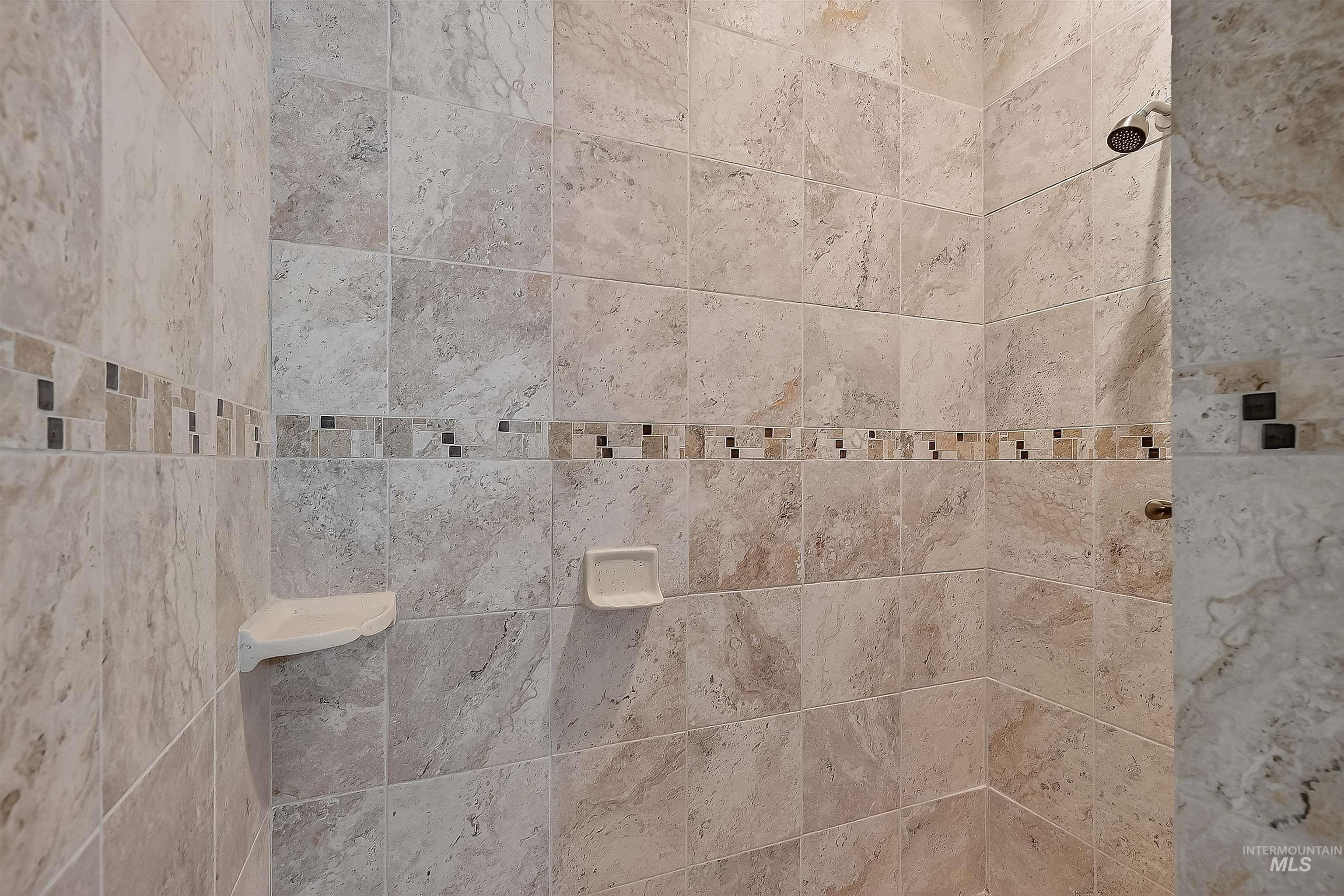 2233 Burrell Avenue Lewiston, ID 83501 - Photo 32 of 48 Full bath with tiled shower