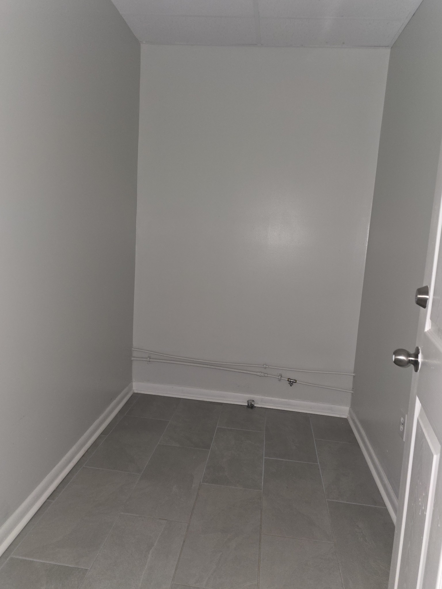 101 South Main Street Mount Pleasant, TN 38474 - Photo 8 of 8 an empty room and a window