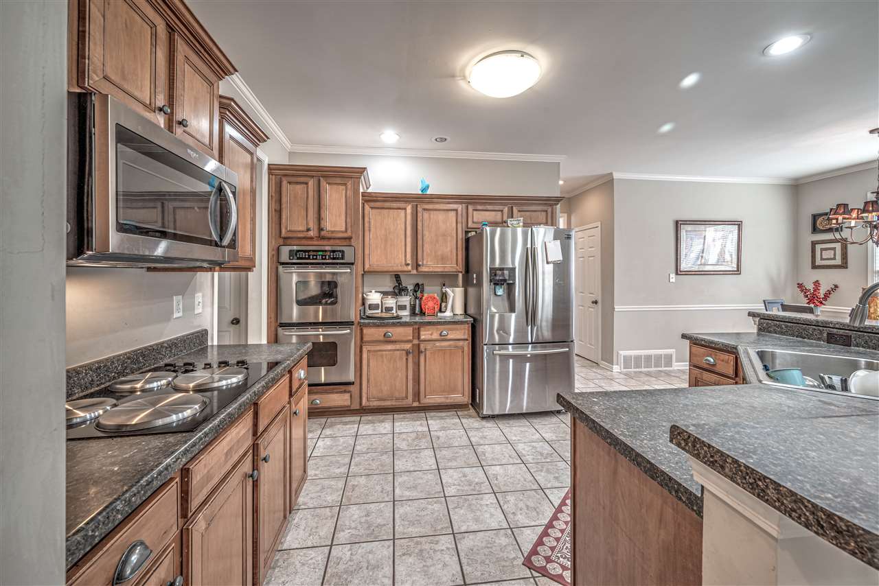 10388 Pilot Rock Road Collierville, TN 38017 - Photo 6 of 24 9 ft. ceiling with 5 recessed can lights and crown molding. Tile floor. Extended island with 12 ft. six seat raised breakfast bar. "Solid surface look" counter tops with large stainless steel sink.
