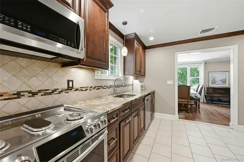 $619,000 | 17 Pauchogue Avenue, East Islip, NY 11730