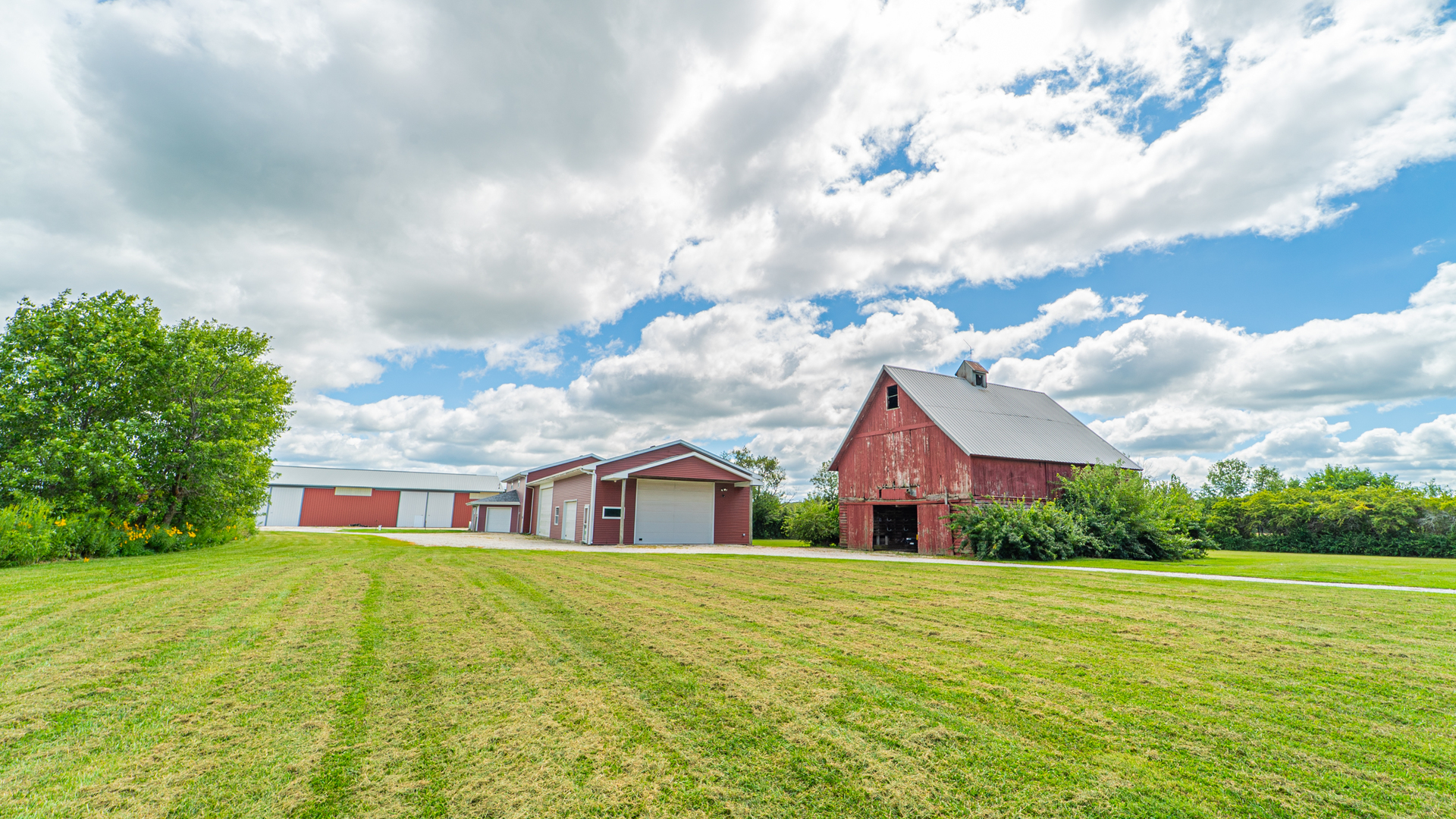 1340 East 2700 North Road Clifton, IL 60927 - Photo 65 of 80 a front view of house with yard and green space