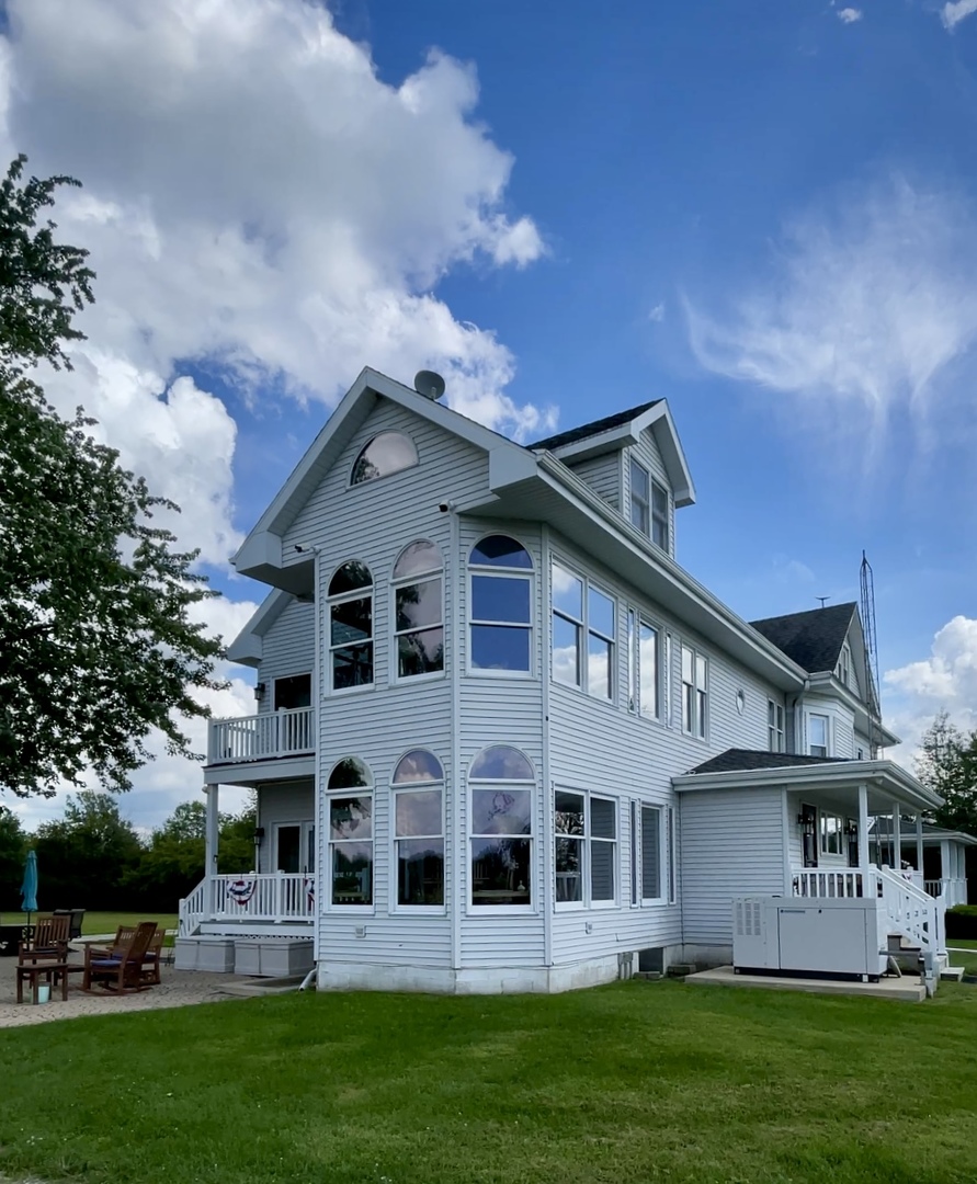 1340 East 2700 North Road Clifton, IL 60927 - Photo 9 of 80 a front view of a house with a garden