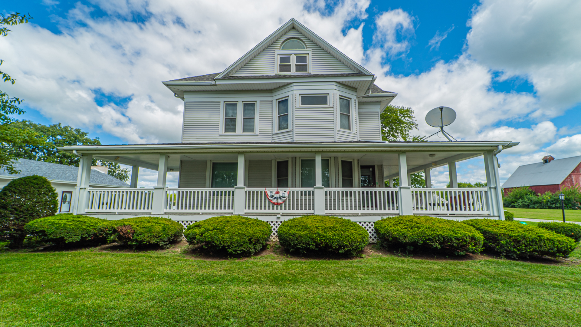 1340 East 2700 North Road Clifton, IL 60927 - Photo 10 of 80 a front view of a house with a garden