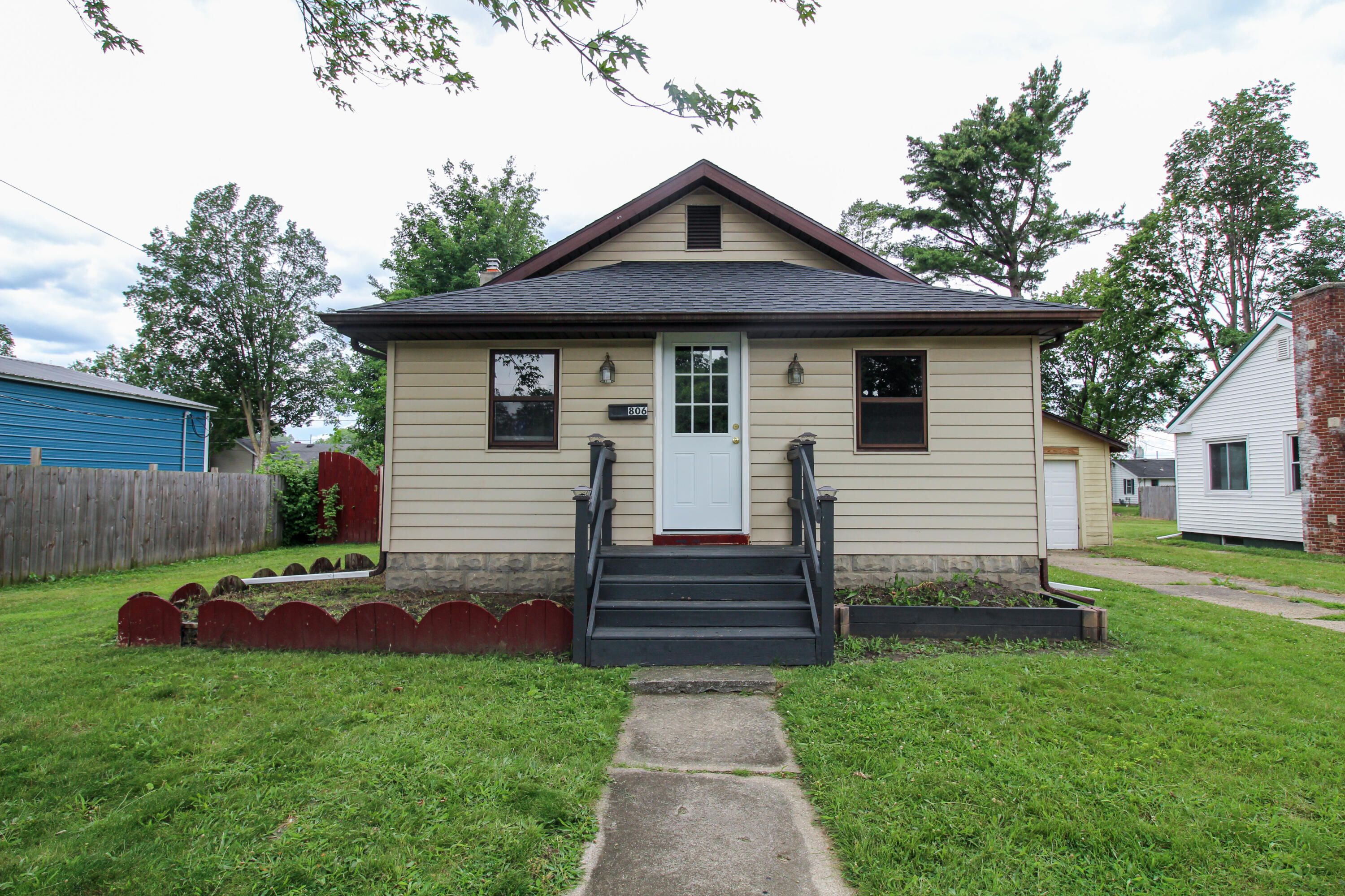 806 West Street Three Rivers, MI 49093 - Photo 3 of 28 West-26