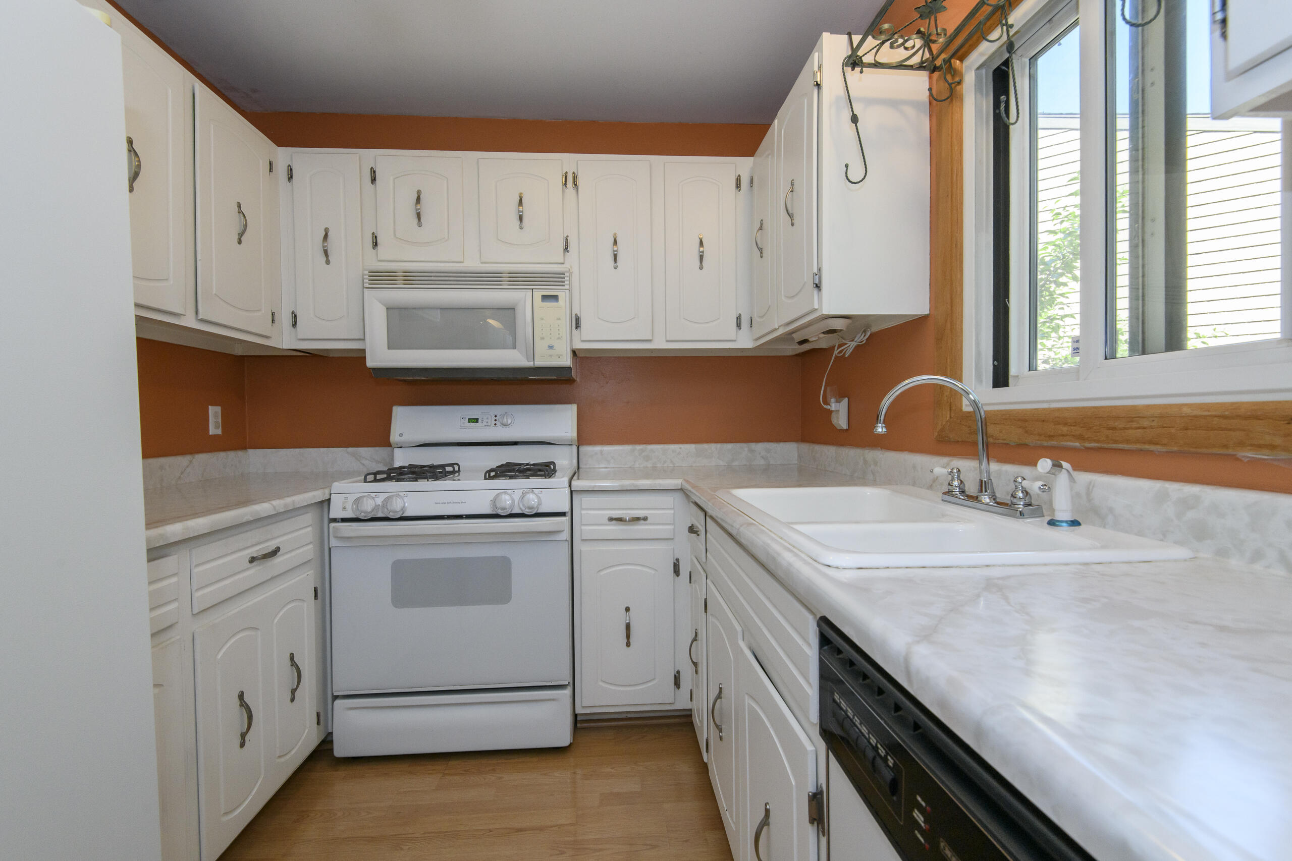 6941 West Glenbrook Road, Unit 3 Milwaukee, WI 53223 - Photo 8 of 32 Appliances included