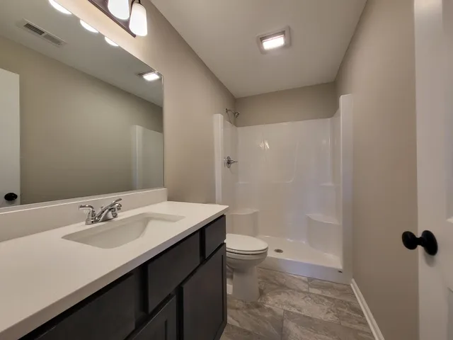 en empty room with ceiling fan and window