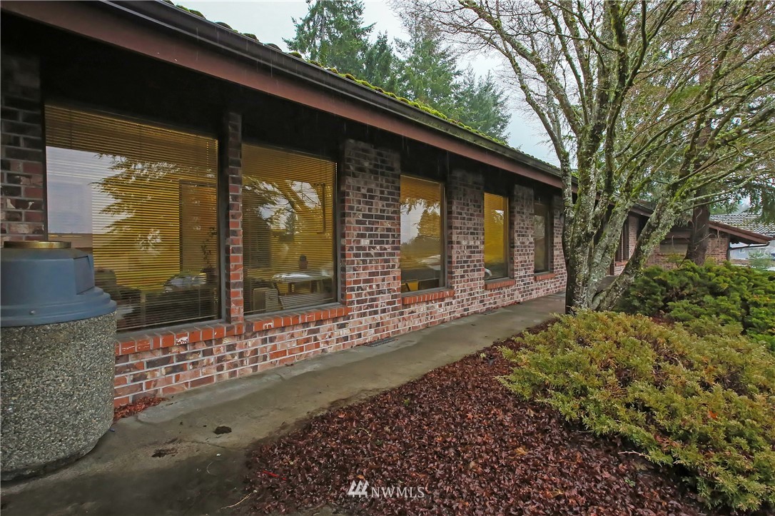 900 Sheridan Road, Unit 105 Bremerton, WA 98310 - Photo 3 of 23 a front view of a house with a yard