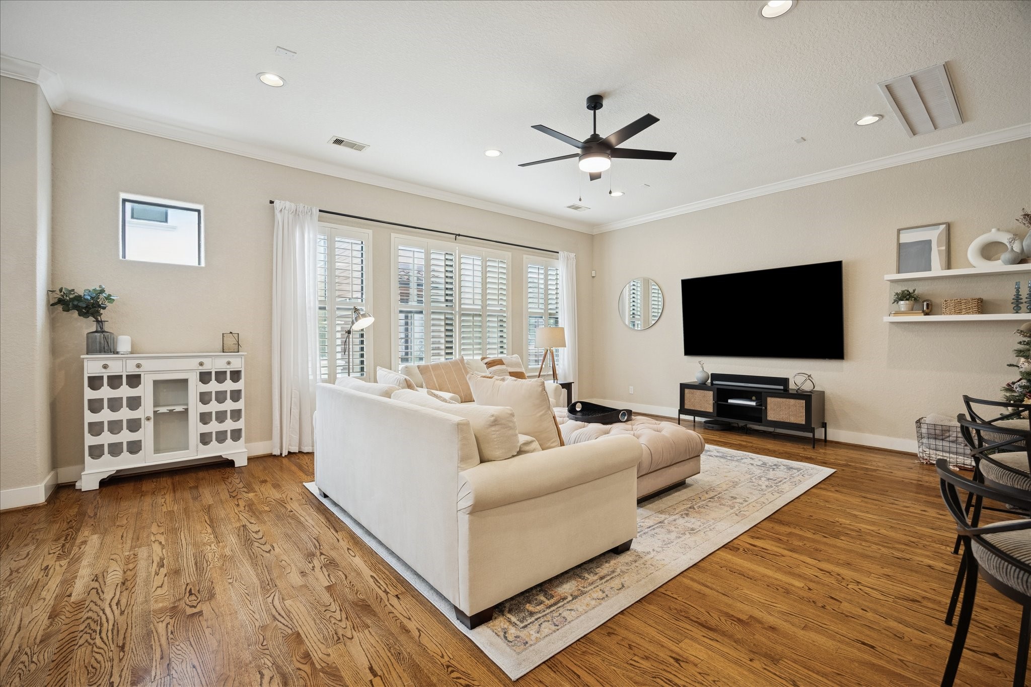 934 West 22nd Street, Unit B Houston, TX 77008 - Photo 12 of 29 a living room with furniture and a flat screen tv