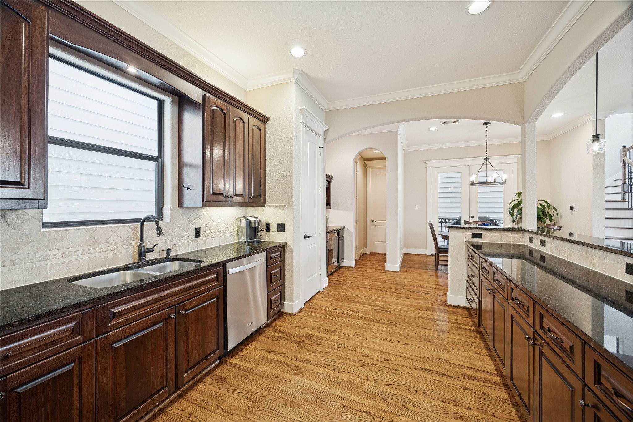 934 West 22nd Street, Unit B Houston, TX 77008 - Photo 18 of 29 a large kitchen with stainless steel appliances a sink stove and cabinets