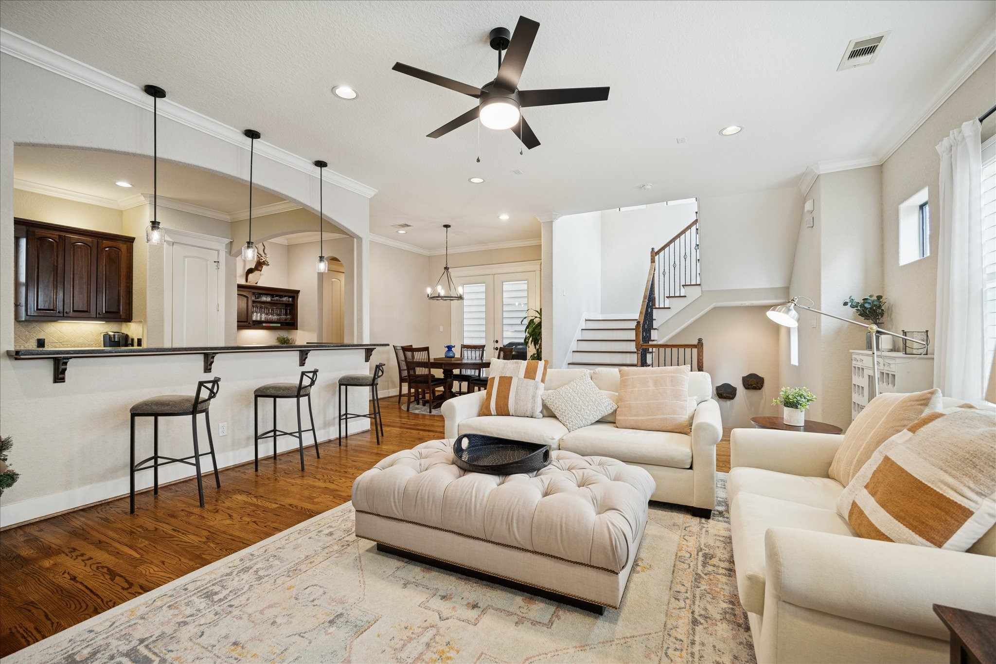 934 West 22nd Street, Unit B Houston, TX 77008 - Photo 3 of 29 a living room with furniture kitchen view and a wooden floor
