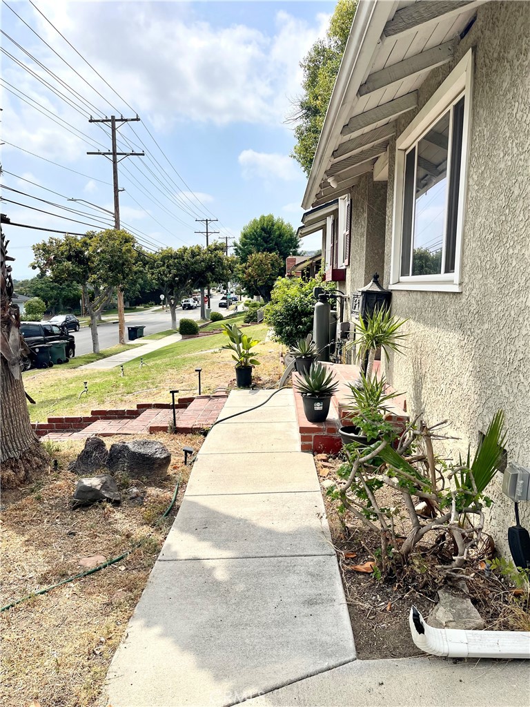 1912 North Kenneth Road Burbank, CA 91504 - Photo 21 of 22