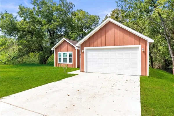 $2,000 | 1624 East Collin Street, Corsicana, TX 75110