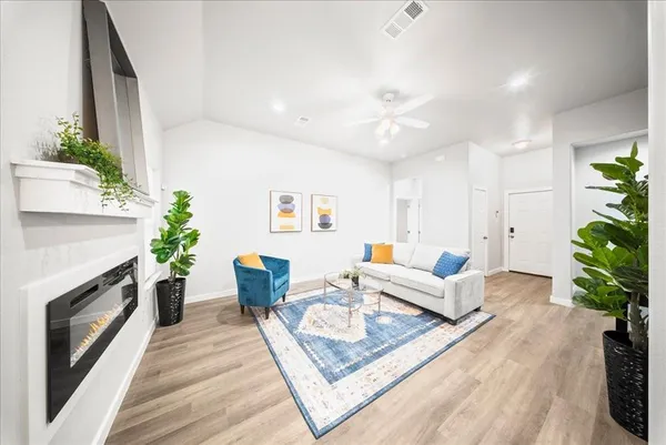 $2,000 | 1624 East Collin Street, Corsicana, TX 75110
