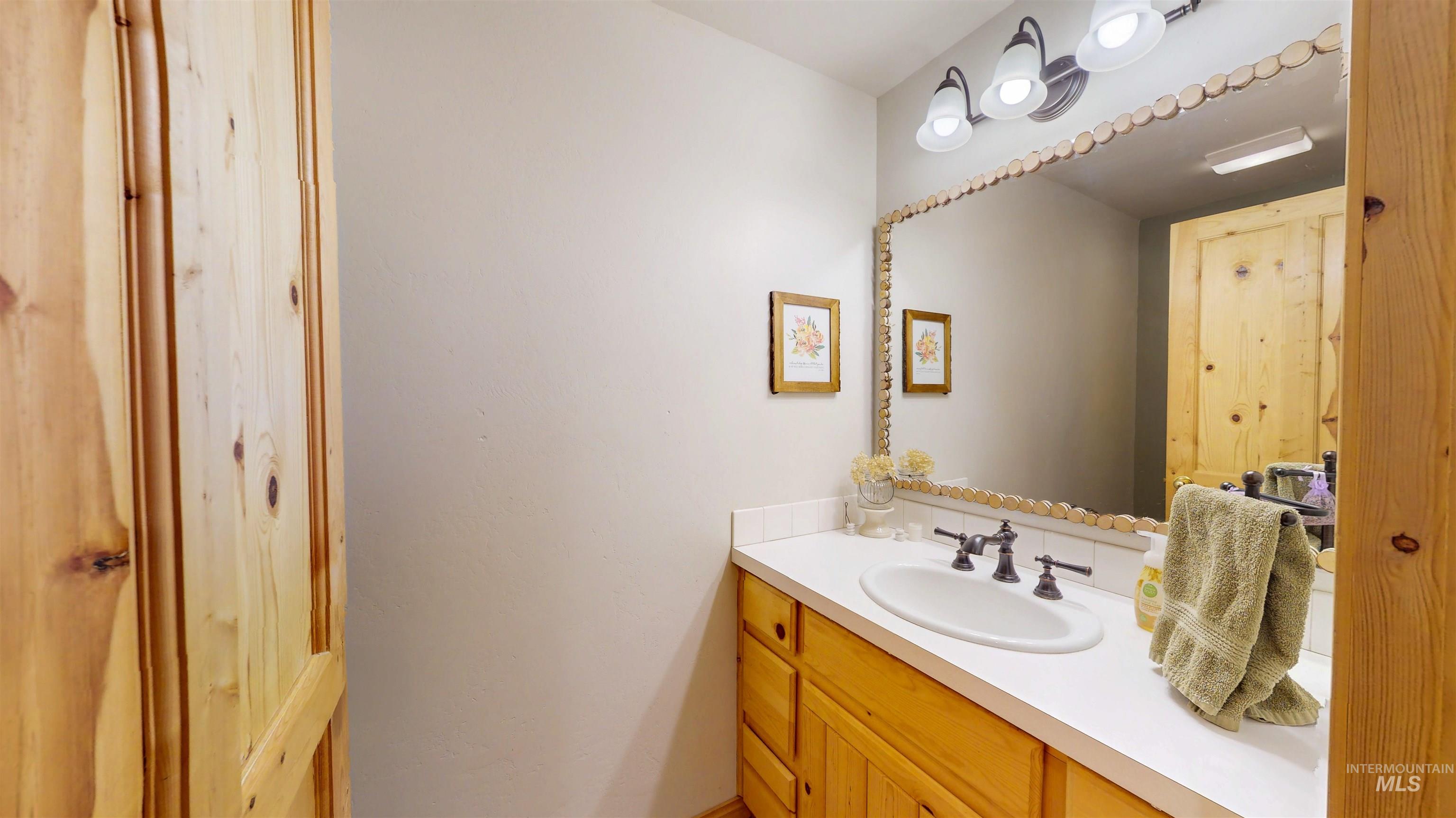 1314 River Road Buhl, ID 83316 - Photo 22 of 45 Bathroom featuring vanity