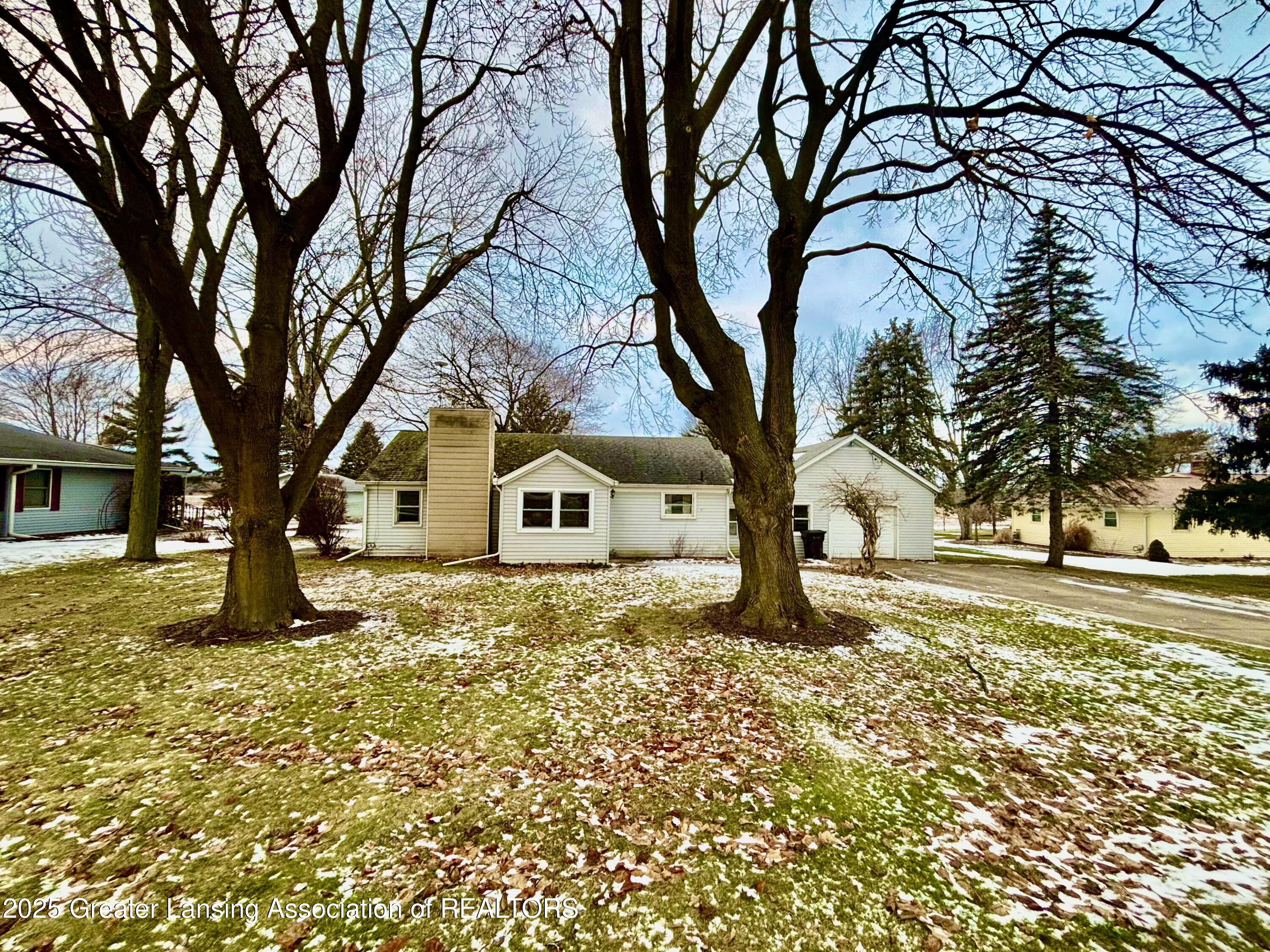 2174 South Cochran Road Charlotte, MI 48813 - Photo 2 of 38 IMG_1224