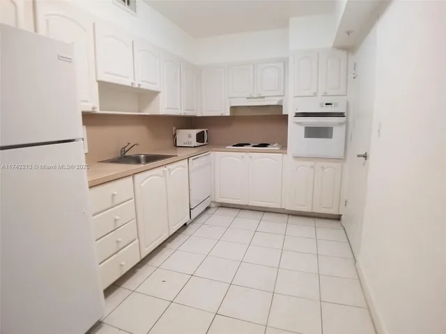 $2,200 | 4001 South Ocean Drive, Unit 4H, Hollywood, FL 33019