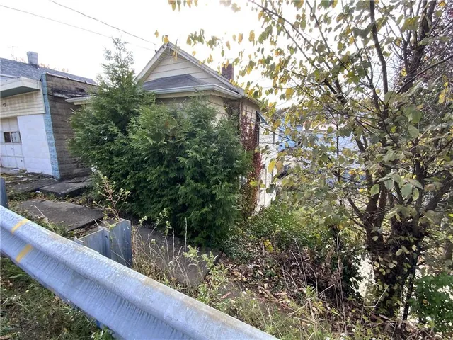 a house view with a outdoor space